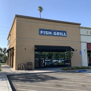 Outside view of restaurant from parking lot