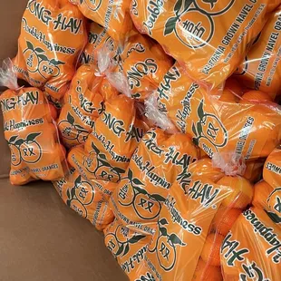 Lots of fresh oranges  for to go!