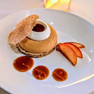 Caramel mousse and apple spiced cake