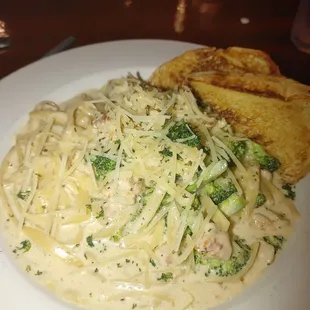 Chicken fettuccine with broccoli added