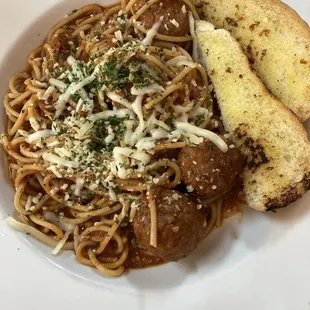 Spaghetti and Meatballs and came with some garlic bread and a refreshing side salad too.
