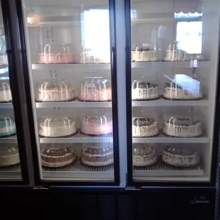 Clean and enticing cake display, yum!