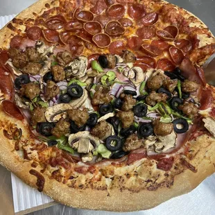Toda la comida está deliciosa las alitas pizzas y postres siempre vamos con mi familia nos encanta!