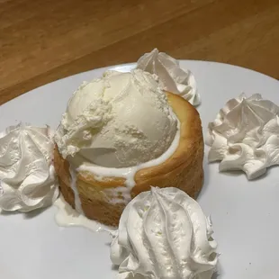 Butter Cake with Haagen-Dazs vanilla ice cream was a more dense cake with an intense vanilla based flavor.