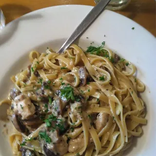GARLIC CREAM FETTUCCINE