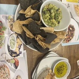 WHITE CORN GUACAMOLE + CHIPS