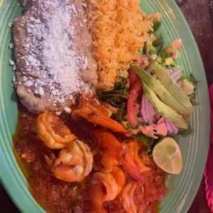 Camarones a la Diabla !! Shrimp sautéed in hot spicy tomatoe sauce soo yummy with rice and beans and salad with some avacado !!