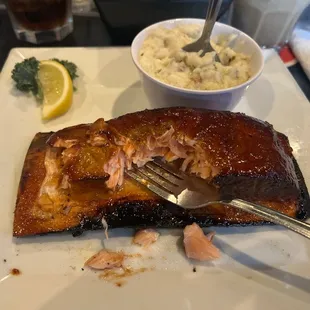 Grilled salmon with whiskey sauce and garlic potatoes.