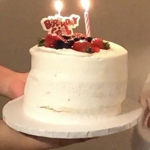 You can see the cake being very tilted and breaking in the bottom layer.