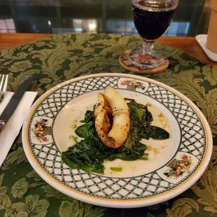 Grilled calamari with spinach