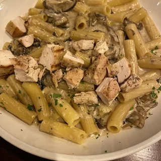 Rigatoni con Pollo e Funghi