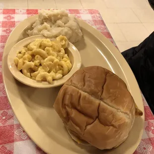 Grilled chicken sandwich with mashed potatoes and Mac-n-cheese