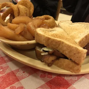 BLT plate with onion rings and baked apples