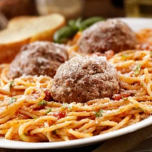 a plate of spaghetti and meatballs