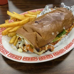 Veggie sandwich and chicken carbonara.