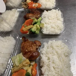 Chicken, vegetables and steam rice: a very good lunch box.