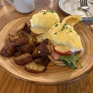 Ham &amp; Florentine Benedict. Very yummy. The home fries were especially seasoned well. No condiments needed. Highly recommend!