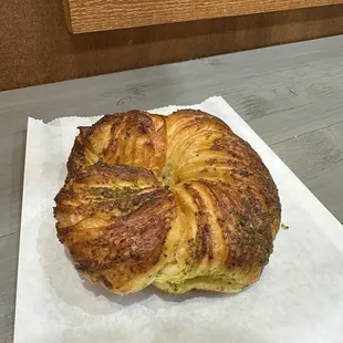 Pesto cragel - IG @bougiefoodieboi