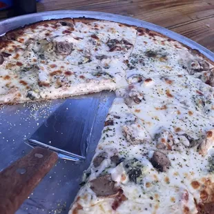 Spinach &amp; Artichoke pizza on a cauliflower crust. It was delicious!