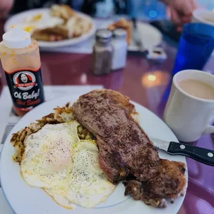 Medium Rare NY steak, eggs over medium, hashbrowns and of course SUE GEE'S AMAZING hot sauce ‍
