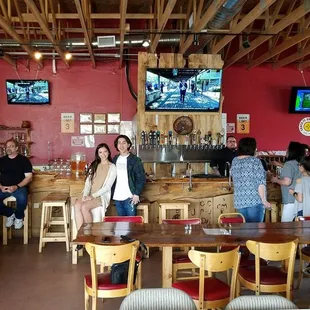 Great environment, right next door to Casa De Pizza. They have all the best local brews, and very nice tables and counters.