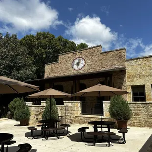 Picnic area in front of the gift shop and restaurant.
