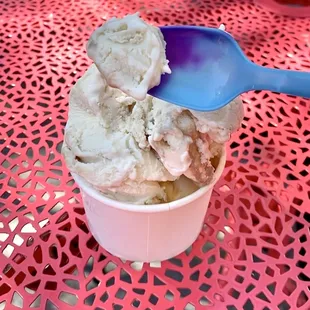 split scoop: marble butterscotch and root beer swirl (ig: vaniabeann)