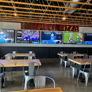Big screens. Great place to hang out