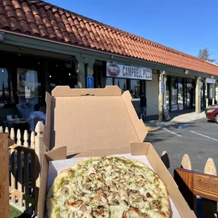 Pesto chicken pizza