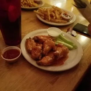 chicken wings, fried chicken wings, poultry, bbq chicken, chicken, chicken wings and fried chicken, food, bbq wings, fried chicken