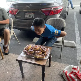 The owner make he birthday cake with Dount