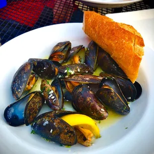Mussels in white wine garlic sauce