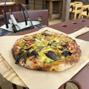 Sourdough pizza with pesto and figs