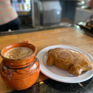 Want something cozy? This is it. Cafe de Olla con canela y leche (with cinnamon and milk). And a cochinito bread.