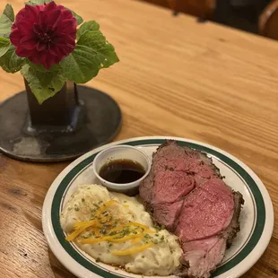 a plate of meat and mashed potatoes