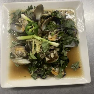 nghêu xào lá quế/stir fried clams in basil