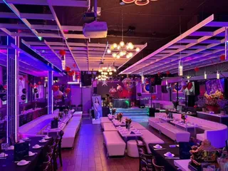 Top restaurant & lounge