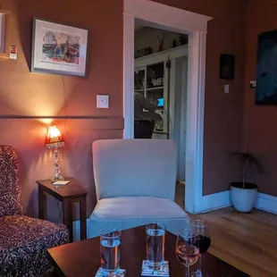 Cute middle room with 4 seats.