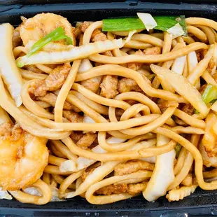 Assorted fried noodles Shanghai style