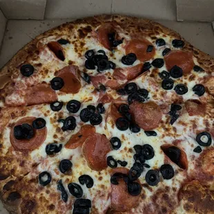 Ordered a medium pizza with &quot;pineapple and black olive&quot; . Y&apos;all gave me pepperoni again . I can&apos;t feed my vegetarian!