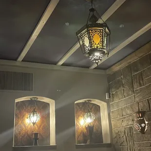 I love the lighting here!