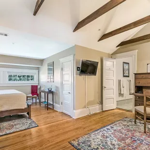 Room #10 Fleur-de-lis