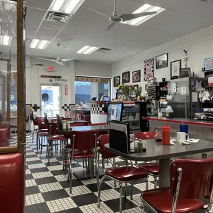 a diner&apos;s dining area