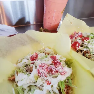 Tostada de Tinga con Jugo de Mamey.