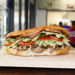 Deliciosa torra de carne asada con ingredientes frescos y preparada al instante. ¡Lo bueno se hace esperar!.