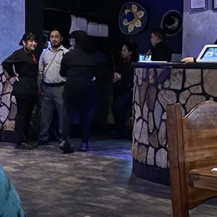 The staff hanging out~ not paying attention or just ignoring my table.