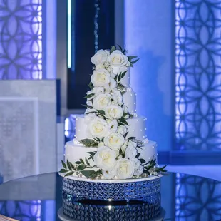 I loved my wedding cake it was beautiful and delicious. White bread and strawberries.