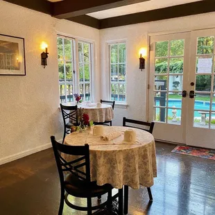 Dining area -- vintage, I love!