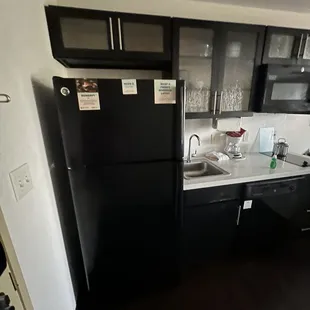 Full refrigerator with ice maker