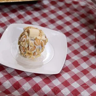 Check out this Stuffed Banana Pudding Apple, YES! Its a Stuffed Banana Pudding Apple head, Super delightful.